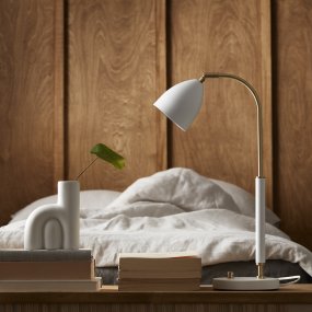 Deluxe 50cm Wit bureaulamp Van Belid - De lamp geeft een aangenaam licht en heeft een verstelbare spot en een dimmer om de helderheid naar wens aan te passen.