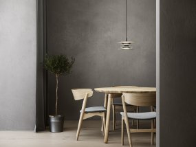 Diablo Ø30 Zand/brons hanglamp Van Belid - De hanglamp verspreidt een aangenaam, gedempt licht en komt net zo goed tot zijn recht boven de eettafel als in andere ruimtes in huis waar u stijl en functionaliteit wilt combineren.