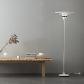Diablo Ø50 Wit/chroom vloerlamp Van Belid - De lamp is verkrijgbaar in diverse kleurencombinaties, met name in een opvallende mix van mat wit en chroom, wat een moderne en tegelijkertijd dramatische uitstraling geeft.