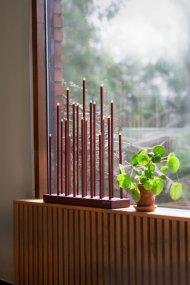 Elflugan Grande Oxide rood Van SMAK Design - De verhoudingen en kleuren zijn behouden en er is een dimmer met ingebouwde transformator toegevoegd.
