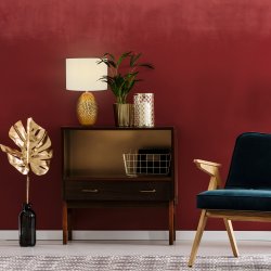 Nadine 30cm Goud tafellamp Van Searchlight - De getextureerde, goudkleurige keramische basis maakt een opvallende indruk, terwijl de neutrale crèmekleurige stoffen kap naadloos past bij elke interieurstijl.