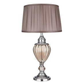 Greyson 68cm Chroom/amber tafellamp Van Searchlight - De grote lampenvoet van amberkleurig glas heeft de vorm van een decoratieve urn en rust op een voet met een chromen afwerking die een stijlvolle indruk wekt.