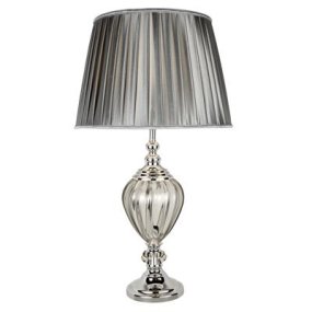 Greyson 68cm Chroom/gerookt tafellamp Van Searchlight - De gebogen voet van de lamp in rookglas geeft een luchtige en verfijnde uitstraling, terwijl de chromen details een vleugje moderne glans toevoegen.