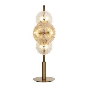 Wagon Wheel 66cm Bronzen tafellamp Van Searchlight - Het gebroken glaseffect van de lamp, bestaande uit helder en amberkleurig glas, verspreidt een magisch licht in de kamer en creëert prachtige schaduwen die diepte en sfeer toevoegen.