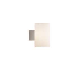 Evoke L Wit wandlamp Van Herstal - Den smarta konstruktionen med b&aring;de upp- och nerljus g&ouml;r den till ett utm&auml;rkt val f&ouml;r att belysa din hall, vardagsrum eller sovrum p&aring; ett subtilt men effektfullt s&auml;tt.