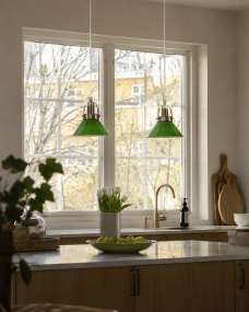 Mäster Ø15 Antiek messing/groen raamlamp Van Lampan - De groene glazen kap zorgt voor een gelijkmatig en aangenaam licht, waardoor een uitnodigende sfeer in de kamer ontstaat.