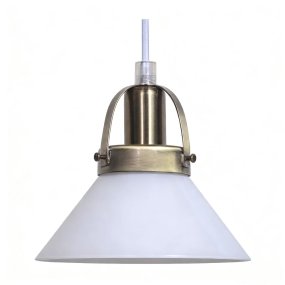 Mäster Ø15 Antiek messing/wit raamlamp Van Lampan - De opalen glazen kap zorgt voor een gelijkmatig en aangenaam licht, waardoor een uitnodigende sfeer in de kamer ontstaat.