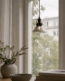 Mäster Ø15 Zwart/Rookkleurig raamlamp Van Lampan - De kap van rookglas zorgt voor een gelijkmatig en aangenaam licht, waardoor een uitnodigende sfeer in de kamer ontstaat.