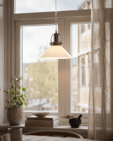Mäster Ø20 Antiek messing/wit raamlamp Van Lampan - De opalen glazen kap zorgt voor een gelijkmatig en aangenaam licht, waardoor een uitnodigende sfeer in de kamer ontstaat.