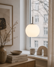 Globi Ø15 Chroom/wit raamlamp Van Nordic Lighting - De Globi raamlamp is een stijlvolle en moderne lamp die de kamer een warme en gezellige sfeer geeft.