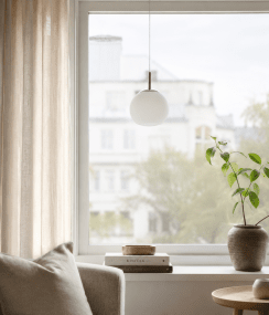 Globi Ø15 Chroom/wit raamlamp Van Nordic Lighting - De Globi raamlamp is een stijlvolle en moderne lamp die de kamer een warme en gezellige sfeer geeft.