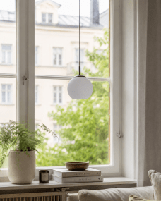 Globi Ø15 Zwart-wit raamlamp Van Nordic Lighting - De Globi raamlamp is een stijlvolle en moderne lamp die de kamer een warme en gezellige sfeer geeft.