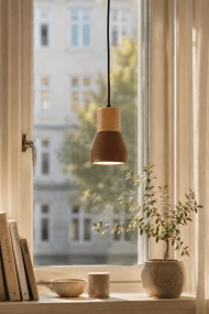 Pepe Ø13 Roest raamlamp Van Nordic Lighting - De combinatie van hout en beton zorgt voor een robuuste en tegelijkertijd warme uitstraling, terwijl de matte roestkleur een rustige en trendy sfeer toevoegt.