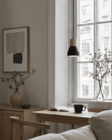 Pepe Ø13 Zwart raamlamp Van Nordic Lighting - De combinatie van hout en beton zorgt voor een robuuste en tegelijkertijd warme uitstraling, terwijl de matzwarte kleur een rustige en trendy sfeer toevoegt.