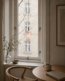 Cilinda Ø7 Messing/wit raamlamp Van Nordic Lighting - Cilinda is een tijdloze raamlamp met een elegant design.