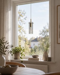 Cilinda Ø7 Messing/gerookt raamlamp Van Nordic Lighting - Cilinda is een tijdloze raamlamp met een elegant design.