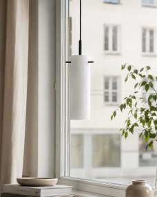 Cilinda Ø7 Zwart en wit raamlamp Van Nordic Lighting - Cilinda is een tijdloze raamlamp met een stijlvol design.