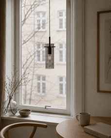 Cilinda Ø7 Zwart/Rookkleurig raamlamp Van Nordic Lighting - Cilinda is een tijdloze raamlamp met een elegant design.