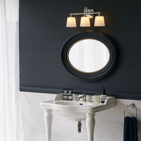 Concord 53cm Chroom badkamerlamp Van Elstead Lighting - Deze is voorzien van drie zacht gevormde, opaalwitte glaskappen die een aangenaam en egaal licht verspreiden, ideaal voor badkamers.
