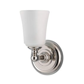Huguenot Lake Ø13 Gepolijst chroom badkamerlamp Van Elstead Lighting - De elegante ronde details en de met de hand geslepen monturen geven een gevoel van traditioneel vakmanschap, terwijl het opaalglas een zacht en uitnodigend licht creëert.