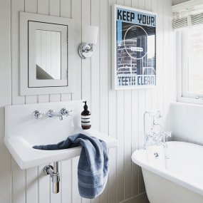 Huguenot Lake Ø13 Gepolijst chroom badkamerlamp Van Elstead Lighting - De elegante ronde details en de met de hand geslepen monturen geven een gevoel van traditioneel vakmanschap, terwijl het opaalglas een zacht en uitnodigend licht creëert.