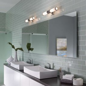 Payne 50cm Gepolijst chroom badkamerlamp Van Elstead Lighting - De Payne wandlamp in gepolijst chroom combineert een strak, modern design met een vleugje Engelse Tudor-stijl.
