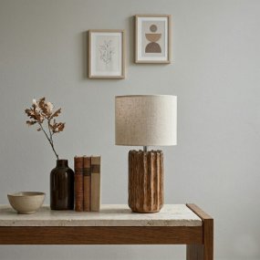 Flint 33cm Bruin tafellamp Van Cottex - De lampvoet is gecombineerd met een beige textielen kap die het geheel verzacht en een aangenaam licht verspreidt.