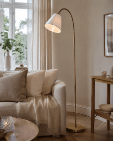 Uno Antiek messing vloerlamp Van Lampan - De witte linnen lampenkap verspreidt een zacht en aangenaam licht en is perfect als leeslamp bij de bank of als sfeerverlichting in de slaapkamer.