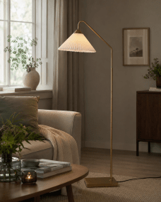 Nonna Antiek messing vloerlamp Van Lampan - Nonna is een elegante metalen vloerlamp met een prachtige antieke messing afwerking die een warme en tijdloze uitstraling geeft.