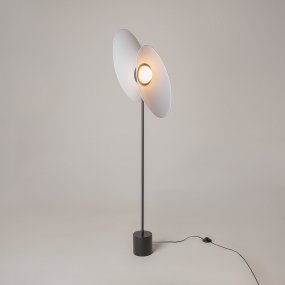 Evolution Wit vloerlamp Van Maytoni - De matte koepel rondom de LED-verlichting zorgt voor een zacht, aangenaam licht en de lamp is dimbaar via een ge&iuml;ntegreerde dimmer.