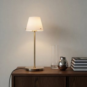 Gil 34cm Satijn messing Van Herstal - De lamp is gemaakt van metaal met een satijn messing afwerking en heeft een witte glazen kap die een zacht en aangenaam licht verspreidt.