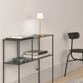 Gil 34cm Satijn messing Van Herstal - De lamp is gemaakt van metaal met een satijn messing afwerking en heeft een witte glazen kap die een zacht en aangenaam licht verspreidt.
