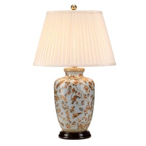 Gold Birds 65cm Veelkleurig tafellamp Van Elstead Lighting - De porseleinen lampenvoet met blauwe achtergrond en prachtig patroon creëert samen met de crèmekleurige lampenkap harmonie en luxe in de kamer.