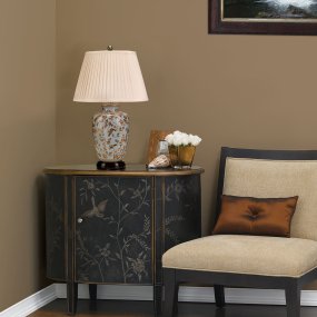 Gold Birds 65cm Veelkleurig tafellamp Van Elstead Lighting - De porseleinen lampenvoet met blauwe achtergrond en prachtig patroon creëert samen met de crèmekleurige lampenkap harmonie en luxe in de kamer.