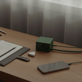 Cuboid+ Donkergroen Van Kord - In een tijdperk waarin technologie een vanzelfsprekend onderdeel is van het dagelijks leven, verdienen zelfs de meest alledaagse voorwerpen een prachtig design en doordachte afwerking.