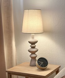 Nina 54cm Grijs tafellamp Van Aneta Lighting - Met een stoffen kap die een aangenaam licht verspreidt en een lampenvoet met een licht ruwe structuur.