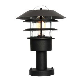 Helsingor 30cm Zwart Van Elstead Lighting - Tillverkad av rostfritt st&aring;l i svart finish och glas, erbjuder den en slitstark och v&auml;derbest&auml;ndig konstruktion som &auml;r perfekt f&ouml;r entr&eacute;er, tr&auml;dg&aring;rdsg&aring;ngar och uteplatser.