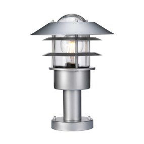 Helsingor 30cm Zilver Van Elstead Lighting - Tillverkad av rostfritt st&aring;l i silverfinish och glas, erbjuder den en slitstark och v&auml;derbest&auml;ndig konstruktion som &auml;r perfekt f&ouml;r entr&eacute;er, tr&auml;dg&aring;rdsg&aring;ngar och uteplatser.