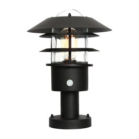 Helsingor PIR 30cm Zwart Van Elstead Lighting - Tillverkad av rostfritt st&aring;l i svart finish och glas, erbjuder den en robust och v&auml;derbest&auml;ndig konstruktion som &auml;r perfekt vid uppfarter, entr&eacute;er eller tr&auml;dg&aring;rdsg&aring;ngar.