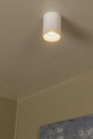 Gerti Wit spot Van Lucide - Gerti is een stijlvolle, witte metalen spot die een moderne en verfijnde uitstraling geeft.