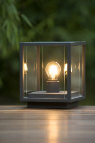 Claire 25cm Zwart Van Lucide - Claire is een stijlvolle poortlamp die zorgt voor een mooie en gelijkmatige verlichting in de tuin.