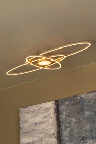 Galactica 100cm Beige plafondlamp Van Lucide - Met de meegeleverde afstandsbediening kunt u eenvoudig de helderheid dimmen en de kleurtemperatuur aanpassen van warm wit naar koel wit licht om de juiste sfeer te cre&euml;ren.