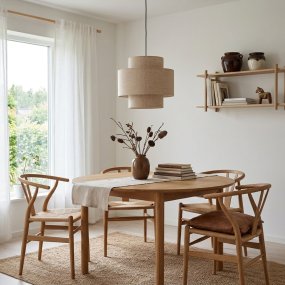 Hilma Ø40 Beige hanglamp Van Cottex - De verschillende niveaus en afgeronde vormen van de kap cre&euml;ren een speelse maar harmonieuze uitstraling die de lamp een eigen karakter geeft.