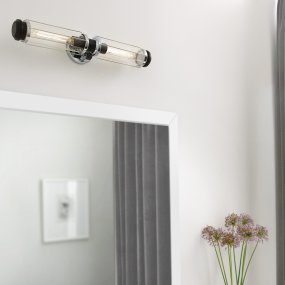 Masthead 60cm Chroom badkamerlamp Van Elstead Lighting - Deze is voorzien van twee cilinders van helder glas die de lichtbronnen omringen en een gelijkmatige en aangename lichtverdeling creëren.