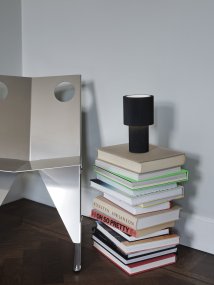 Iluma 22cm Zwart Draagbare Van Herstal - Iluma heeft een ge&iuml;ntegreerde LED met een warm wit licht van 2700K en een lichtopbrengst van 60 lumen.