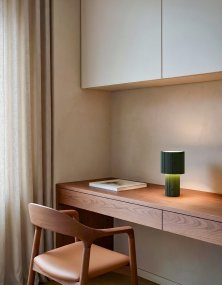 Iluma 22cm Olijfgroen Draagbare Van Herstal - Iluma heeft een ge&iuml;ntegreerde LED met een warm wit licht van 2700K en een lichtopbrengst van 60 lumen.