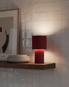 Iluma 22cm ROOD Draagbare Van Herstal - Iluma heeft een ge&iuml;ntegreerde LED met een warm wit licht van 2700K en een lichtopbrengst van 60 lumen.