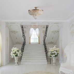 Palace Ø50 Antiek goud kristal Van Maytoni - De fonkelende prisma's weerkaatsen het licht en cre&euml;ren een stralend lichtspel dat de kamer een luxueuze uitstraling geeft.