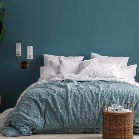 Arco 38cm Messing wandlamp Van Maytoni - Met zijn twee lichtbronnen, omgeven door heldere, gecanneleerde glazen kappen en een prachtig goudkleurig armatuur, voegt hij een verfijnde en uitnodigende lichtbron toe aan de kamer.