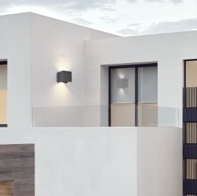 Fulton Zwart buitenlamp Van Maytoni - Het eenvoudige en stijlvolle oppervlak wordt gecombineerd met een tweezijdige lichtstroom die zowel naar boven als naar beneden voor een zacht en aangenaam licht zorgt.